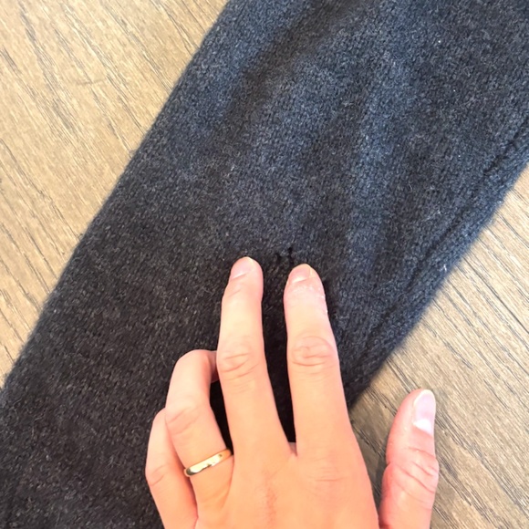 ARITZIA-100% Heavy Weight Cashmere Hoodie (Size Small) - Picture 10 of 11